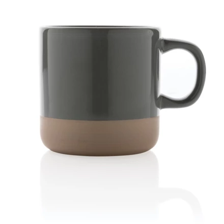 Enjoy your favourite beverages anytime anywhere with this ceramic mug. The mug has a glazed body and a natural baked base. Due to natural variations in the clay used for construction, each mug is unique. Capacity 360 ml. Comes in a kraft gift box. (N