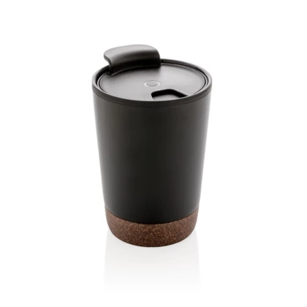 Start your day with your favourite beverage in this double wall coffee mug with recycled plastic inner and unique cork detail. Keeps your drinks warm for up to 3h and cold up to 6h. Made with GRS certified recycled materials. The inner is made from 1