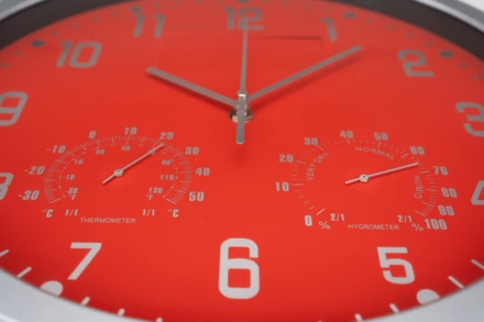 Zegar ścienny CrisMa - czerwony - (NMC-41238-05)