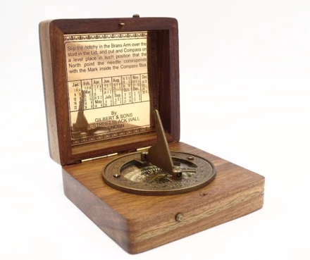 Kompas z zegarem słonecznym Gilbert w obudowie drewnianej - CGSD (NMT-227534)