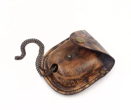 Zamykany kompas z łańcuszkiem w skórzanym etui C-64 (NMT-227589)