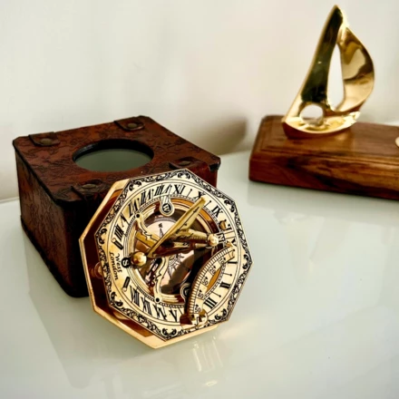 Kompas Mosiężny w Stylowym Skórzanym Pudełku – Prezent Retro Vintage - CSDO343/3 (NMT-322619)