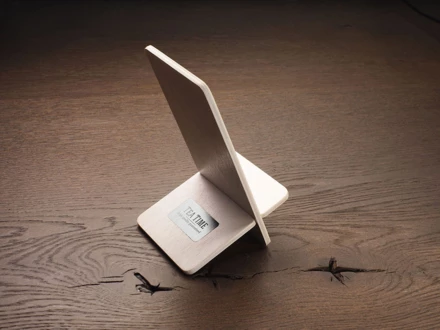 Drewniana podstawka pod telefon 1834121 (NJG-1834121)