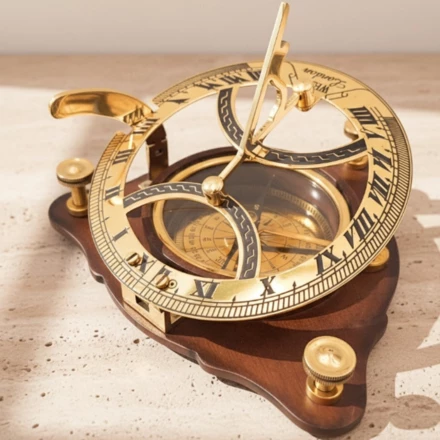Zegar słoneczny z kompasem na drewnianej podstawie C064 (NMT-323326)
