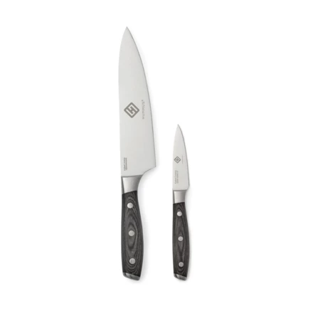 Set of one chef’s knife and one paring knife. The knives are made of X50CrMoV15 German steel with a Pakkawood handle. The easy-grip handle and superb balance in the blade makes the knife comfortable and easy to work with. Chef's knife: 20 cm blade.