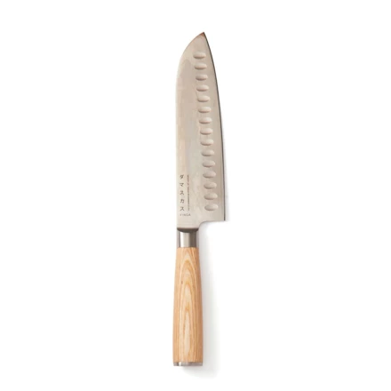 This Santoku knife is ideal for cutting meat and larger vegetables or chopping herbs. The sturdy pakkawood handle is ergonomically designed, making the knife easy and comfortable to use. This means you can work with the knife for a long time without 