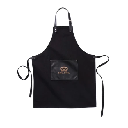 Stylish and classic apron in thick cotton canvas with discreet details in vegan leather. Adjustable buckle closure at the top and large pocket in the front. An apron with a long lifespan that only gets more beautiful with time. (NAX-VG019-03)