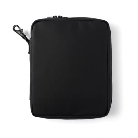 Keep all essentials near at hand with this handy organiser. This gives you a space for everything you need during a day, such as headphones, power bank, pens and notebooks. The snap hook on the short side allows you to attach the bag to a larger bag.