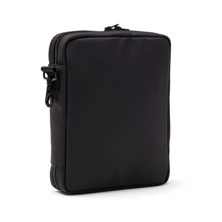 Keep all essentials near at hand with this handy organiser. This gives you a space for everything you need during a day, such as headphones, power bank, pens and notebooks. The snap hook on the short side allows you to attach the bag to a larger bag.