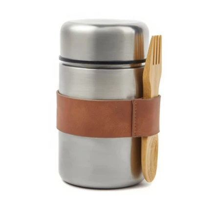 High quality food thermos in 18/8 steel. The accompanying wooden spoon can be stored in a strap affixed on the thermos. The large opening makes it easy to fill, clean and eat directly from the thermos. (NAX-VG060-32)