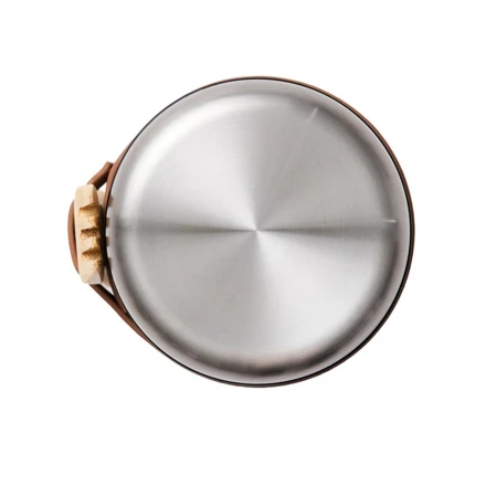 High quality food thermos in 18/8 steel. The accompanying wooden spoon can be stored in a strap affixed on the thermos. The large opening makes it easy to fill, clean and eat directly from the thermos. (NAX-VG060-32)