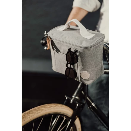 This modern, stylish cooler bag is perfect for your excursions. It is made of 50% recycled material from PET bottles. The inside can easily be wiped out and thick PEVA padding keeps the bag cold for a long time. With a touch fastener on the back of t